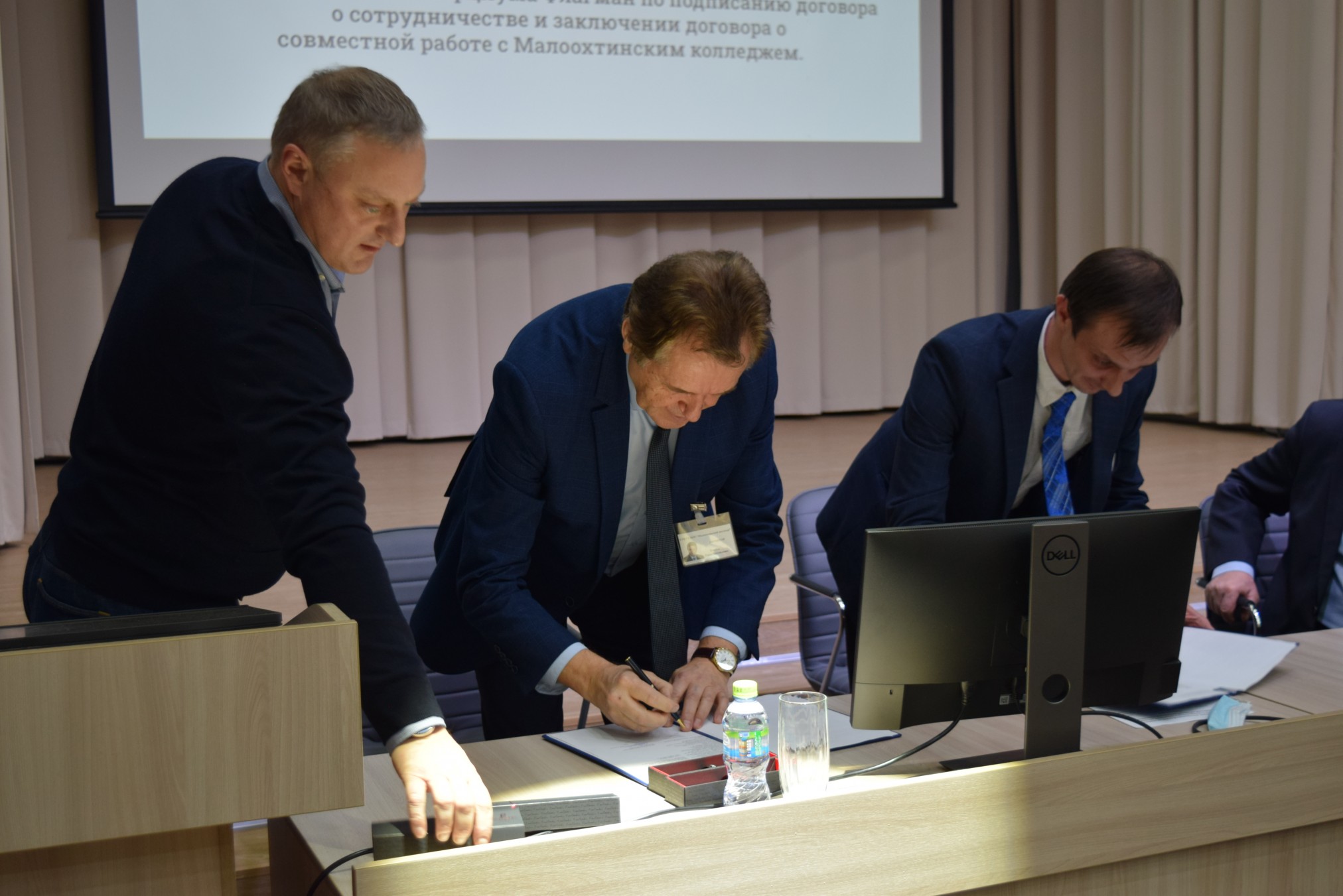 Собрание членов Консорциума Флагман по подписанию договора о сотрудничестве и заключении договора о совместной работе с Малоохтинским колледжем.