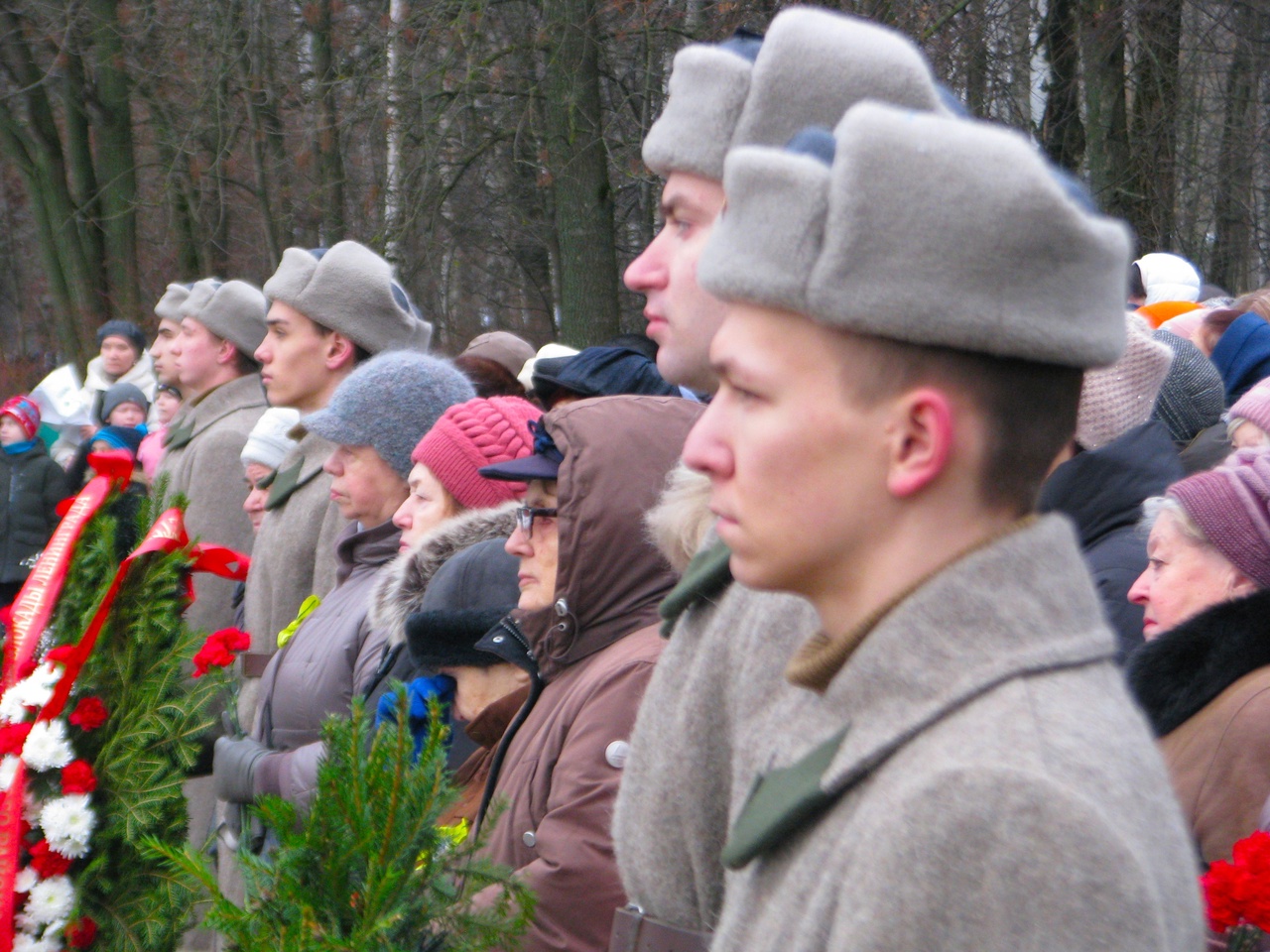 На Большеохтинском кладбище прошла церемония возложения цветов в память о героях — защитниках Ленинграда