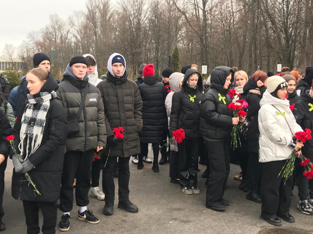 На Большеохтинском кладбище прошла церемония возложения цветов в память о героях — защитниках Ленинграда