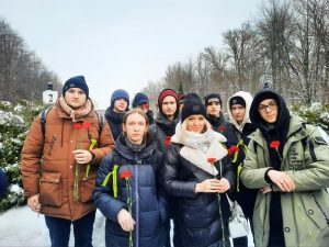 Возложения цветов к мемориалу «Защитникам Ленинграда» на Большеохтинском кладбище