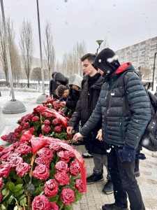 Возложение цветов к памятнику десантникам шестой роты.