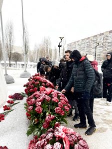 Возложение цветов к памятнику десантникам шестой роты.