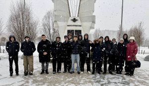Возложение цветов к памятнику десантникам шестой роты.